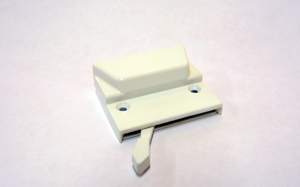 Low profile sash lock